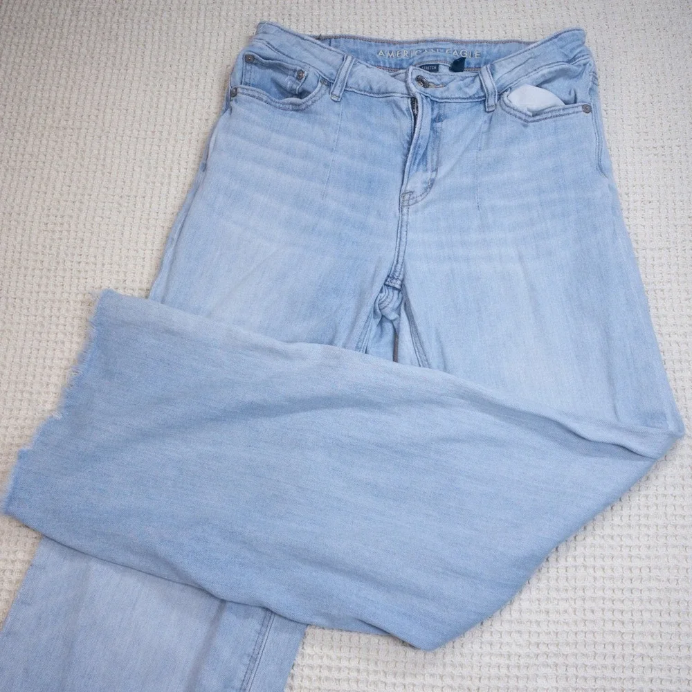 American Eagle Wide Leg High Rise Light Wash Raw Hem Jeans Women 2 Regular
